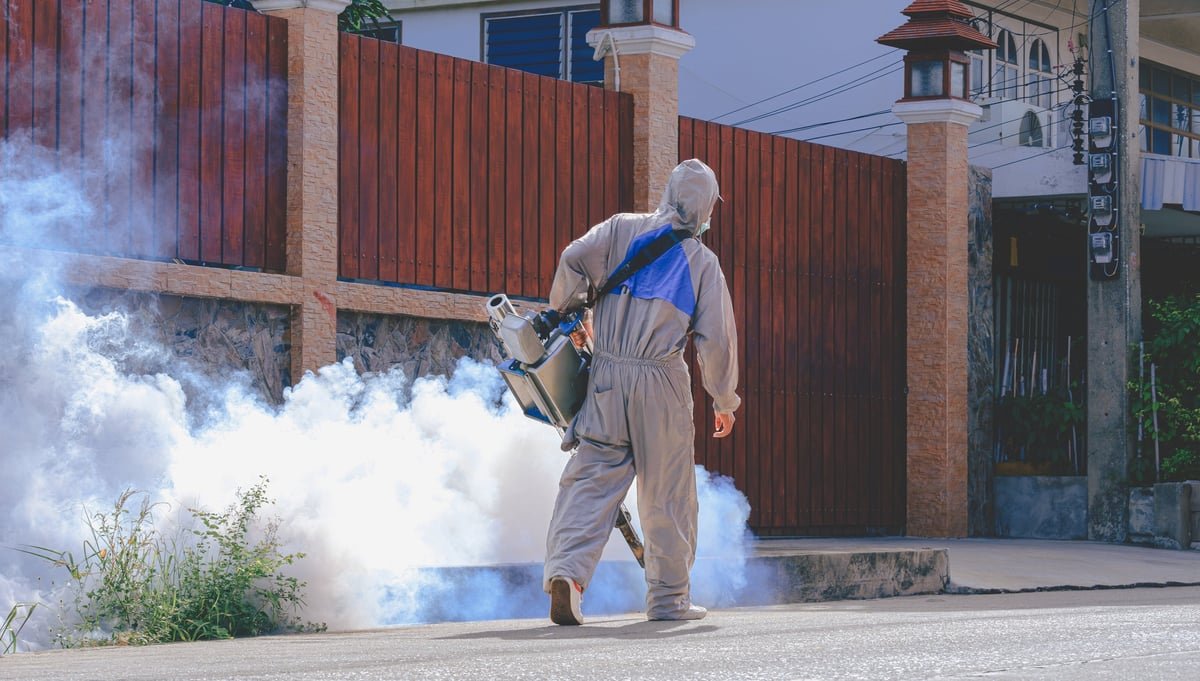 Técnico de sanidad aplicando tratamiento profesional